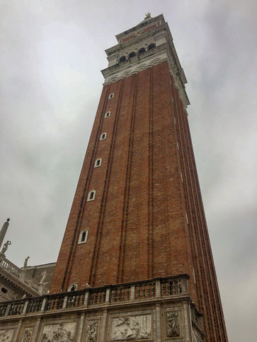 Glockenturm von San Marco am Markusplatz in Venedig