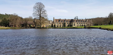 Vue de l'Abbaye des Vaux de Cernay depuis l'étang.