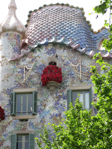 Auch ohne Baumarktbesuch sichtbar: Casa Batlló, hier im Sant-Jordi-Gewand 
