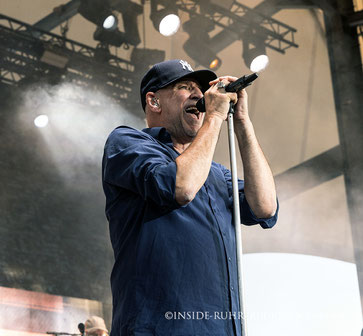 Kai Wingenfelder mit voller Energie und Ausdruckskraft –im auverkauften Amphitheater Gelsenkirchen. © INSIDE-RUHR | Rüdiger Schwenn