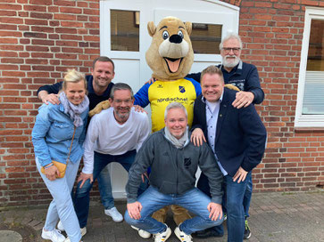 von links: Claudia Görlitz ( Kassenwartin ), Andre Paulsen ( 2. Vorsitzender ), Timo Görlitz ( Jugendwart ), Maskottchen "Dedl", Oliver Maaßen ( Fussball Obmann Senioren ), Heiko Wisser ( 1. Vorsitzender ) und Egon Rasch ( 3. Vorsitzender ).