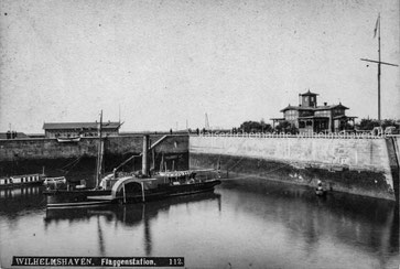 Um 1880: längs der Südmole liegt der Werftschlepper "Jade" am Außenhaupt der Einfahrt. Rechts die alte Signalstation