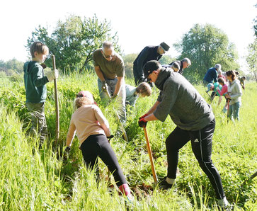 Foto: NABU Karlsruhe, R. Majer-Abele: Ehrenamtliche Helfer + Mitarbeiter des Amtes für Umwelt- und Arbeitsschutz Karlsruhe legen in der Wingertgasse in Grünwettersbach Hand an.
