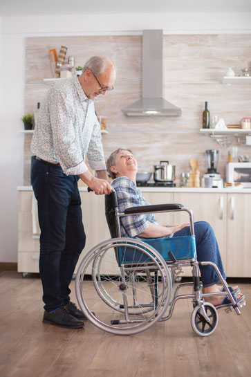 Le domicile demeure un repère affectif pour les personnes en situation de dépendance. Opter pour le maintien à domicile est une décision qui se mûrit. Crédit photo : Freepik©DCstudio