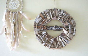 Braun-weißer Treibholzkranz in 45 cm Durchmesser, mit gesammelten Tonscherben und handgeschriebenen Willkommenschild dekoriert.