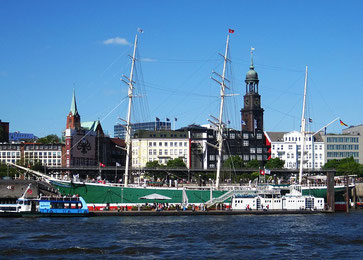 Segelschiff Rickmer Rickmers im Hafen Hamburg mit dem Michel im Hintergrund