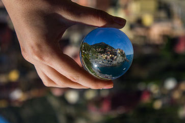 Eine solche Glaskugel ermöglicht geniale Fotoaufnahmen(Foto:Monlaw/Pixabay)