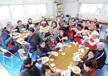 震災1年後の「健康・栄養セミナー」の様子。一緒につくった料理を手に笑顔の皆さん