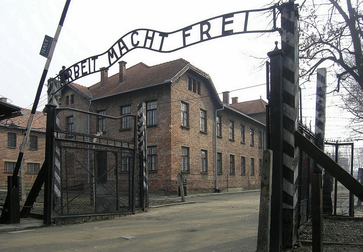 Eingangstor des KZ Auschwitz (Wikimedia Commons, Urheber: Dnalor_01, Lizenz: CC BY-SA 3.0)