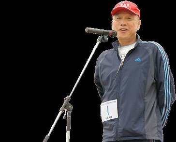 お元気な松尾社長のご挨拶でスタート。松尾社長は今年も最後尾から参加者の完歩を応援していくと力強いコメント。