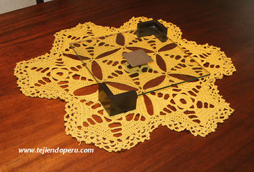 Centro de mesa hecho con hexágonos tejidos a crochet