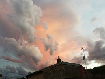Himmel über einem Kamin in der Bourgogne 