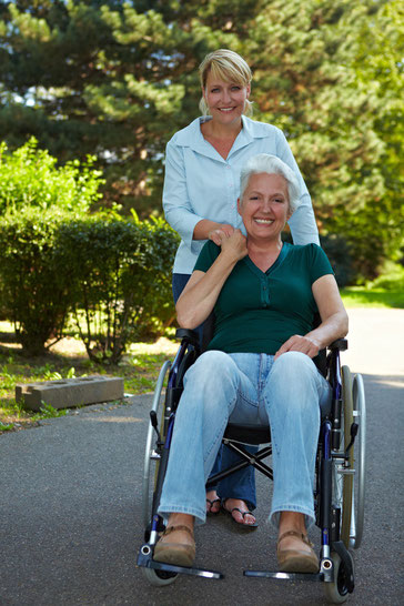 Im Pflegefall bleibt die Nähe zu Freunden erhalten (© Robert Kneschke - Fotolia.com)