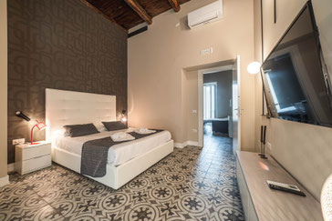 Vulcano Suite in den Palazzo Paladini Luxury Suites in Pizzo, Kalabrien.