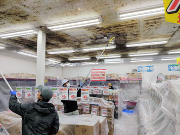 カビ除去作業中