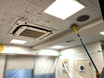 カビ除去作業中