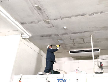 天井のカビ取り作業中