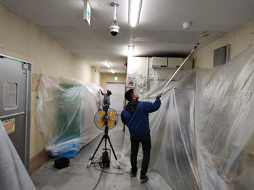 防カビ剤コーティング作業中