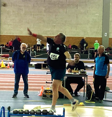 Hans-Jörg Schiele in Aktion! Die Saison hat sehr gut für den Athleten begonnen. Leider verletzte sich der Athlet einige Tage darauf wegen einer technisch desolaten Kugelstoßanlage. Folge: langer Trainings- und Wettkampfausfall! So ein Pech!