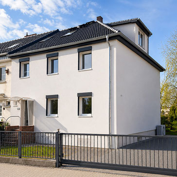 Komplettsanierung Reihenendhaus Berlin-Wittenau mit neuem Grundriss, mehr Tageslicht und modernem Innenausbau durch bauzeit berlin