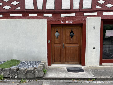 das "Haus zur Brugg" neben der geschichtsträchtigen Brücke