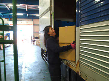 倉庫内での荷物の積み下ろし作業