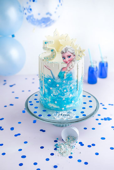 Elsa Geburtstagstorte mit Schokoladen - Drip und DIY Schokoladen - Deko