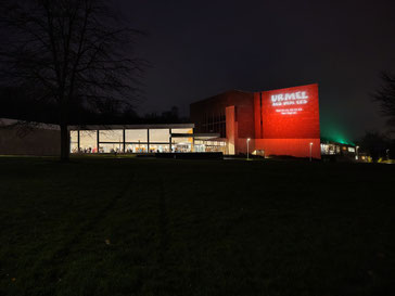 Scharoun Theater Wolfsburg bei Nacht mit Schriftzug "Urmel aus dem Eis"
