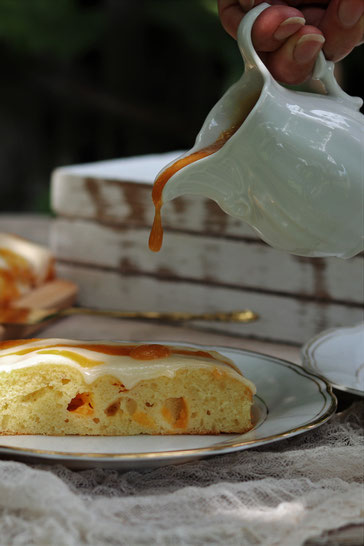Marillensauce der auf Marillenkuchen träufelt