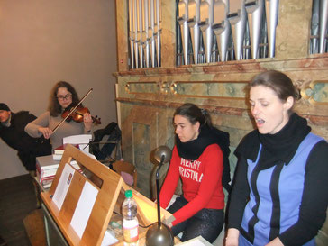 Die Solisten des Chores. Von links: Annkathrin Blank (Geige), Dr.  Susanne Kern an der Orgel und Leiterin Karin Hottner, hier gemeinsam  beim Weihnachtslied "The first Noel...!"