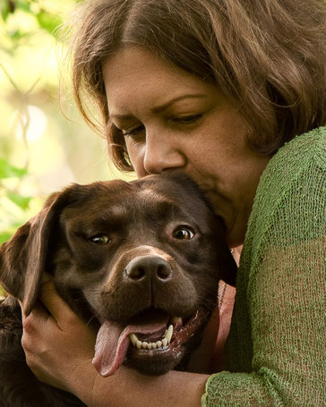 Rebecca Handwerk mit ihrem Hund Labrador, ganzheitliche Hundebegleitung