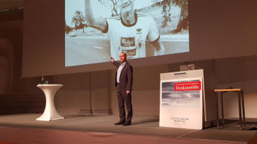 Keynote Speaker auf Bühne in Stuttgart vor Business-Publikum: Der Stärken-Code