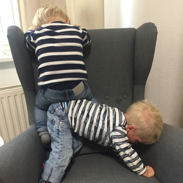 Süßigkeiten auf dem obersten Brett verstecken? Ist nicht mehr möglich, wenn unsere kleinen Chaoskrieger ihre Kletterkünste weiter perfektionieren und sich gegenseitig helfen...
