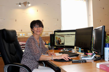 Mireille Besançon, épouse salariée, au bureau en charge de la gestion administrative de l'entreprise d'électricté