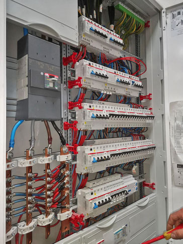Tableau électrique industriel réalisé par Thierry Besançon, électricien à Viriat, près de Bourg-en-Bresse dans l'AIn (01)