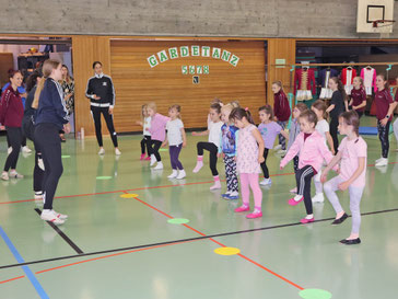 Minigarde in der Sporthalle beim Sporttag des DJK-SV Wasseralfingen | has-shadow