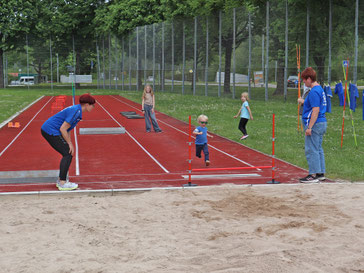 Kinder auf dem Sportgelände beim Weitsprungtraining | has-shadow