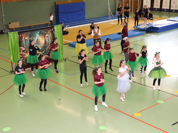 Juniorengarde in der Sporthalle beim Sporttag des DJK-SV Wasseralfingen | has-shadow