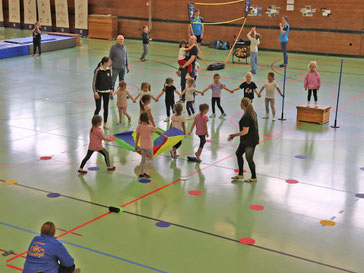 Minigarde in der Sporthalle beim Sporttag des DJK-SV Wasseralfingen | has-shadow