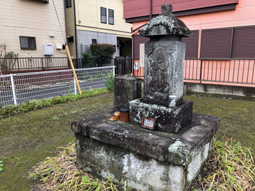 c：この石橋供養塔（石橋と交通の安全を祈って建てられることが多い）と庚申塔は、黒目川の支流落合川の源流にほど近い場所にある。家が一軒は立ちそうな敷地に残存している。