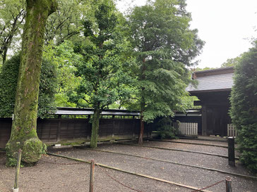 b：柳窪の緑地保全地区にある村野家住宅の薬医門。村野家住宅（1838年建築）は国の有形登録文化財となっている