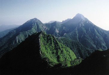 荘厳な山塊（八ヶ岳主峰群）