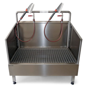 Stiefelwaschplatz mit Handwaschbürsten