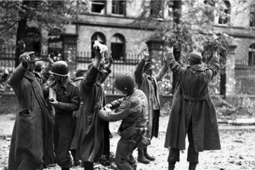 US Soldaten vor Gelber Kaserne in der Düppelstraße
