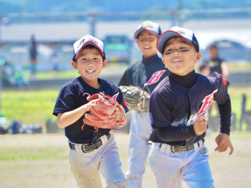 少年野球チーム福岡ボンバーズの部員の笑顔