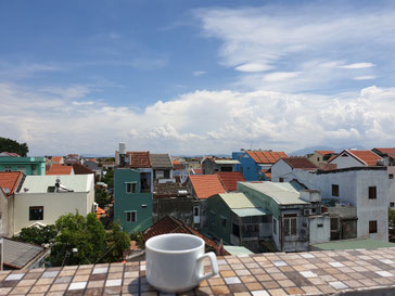 Ausblick mit Kaffee im Hostel in Hoi An