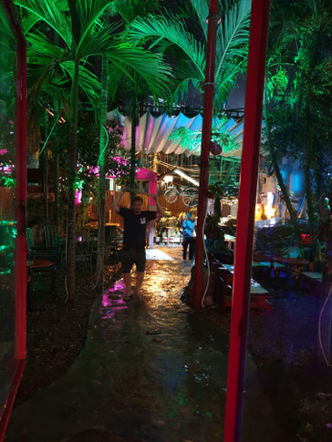 Auf dem Weg in die Bar von Hoi An - der Regen erschwert den Weg
