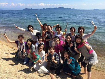 浜辺でパシャリ!ハーレム状態!?(笑)