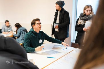 Raphael Lüdin und Pastorin Anja Neu-Illg beim Check-in der Slowenischen Gäste