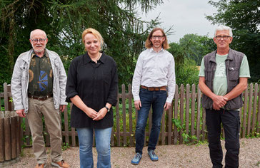 Die Vorsitzende Tanja Frischgesell mit den anwesenden Jubilaren Gerhard Hasse (30 Jahre), Torsten Maiwald (30 Jahre) und Wolfgang Koch (40 Jahre)